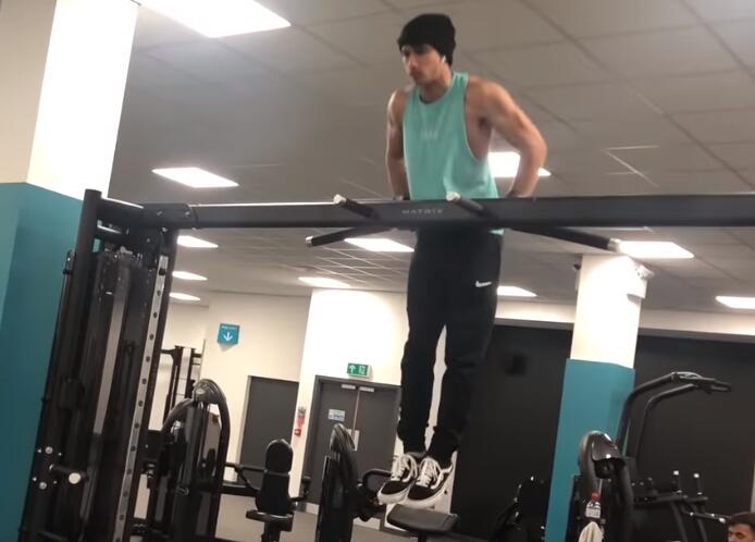 16岁男孩变成肌肉猛男,16岁肌肉男健身变化