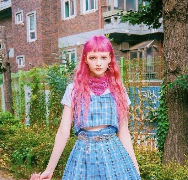 看完也想染发了，乌克兰少女Katie发色新奇，好惊艳