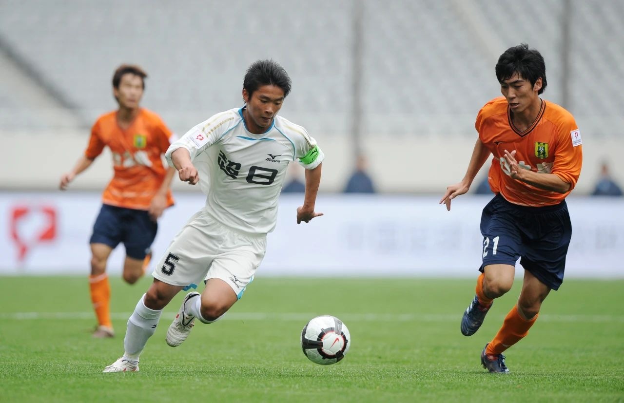 20岁开始踢足球晚不晚,20多岁踢足球晚不晚