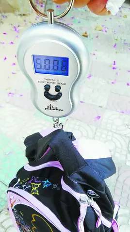 家长应该背书包吗,家长替孩子背书包是溺爱