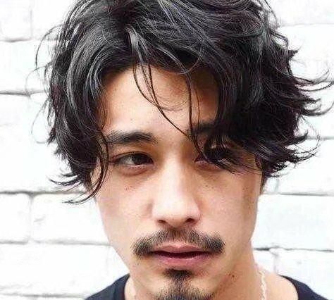 男生刘海两边往外翘怎么办,男生发质硬留什么发型