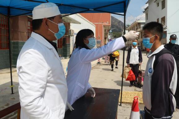 春日暖兰坪,阳光保险爱心助复学