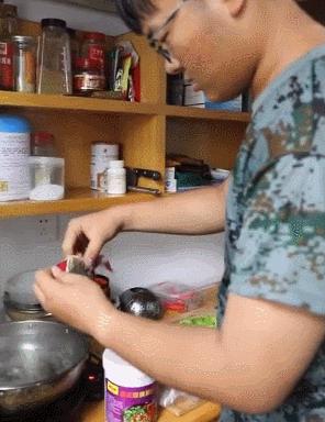 多男子手持长刀长棍打人后续,男子持刀被铁棍打