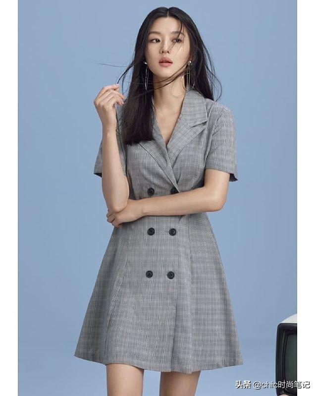 气质女王全智贤,条纹毛衣搭配卡其半裙,美翻了