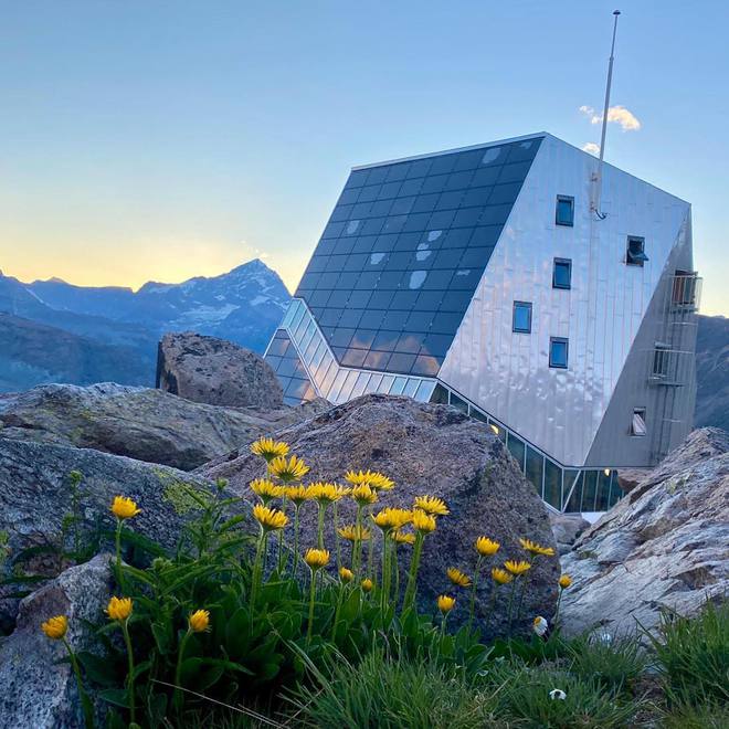 山顶太空舱民宿悬崖景色绝美,悬崖边的小木屋
