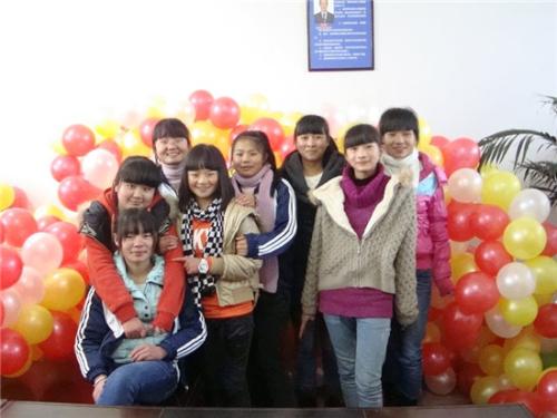 不给买糖孩子生气,因为不买玩具孩子崩溃的哭了