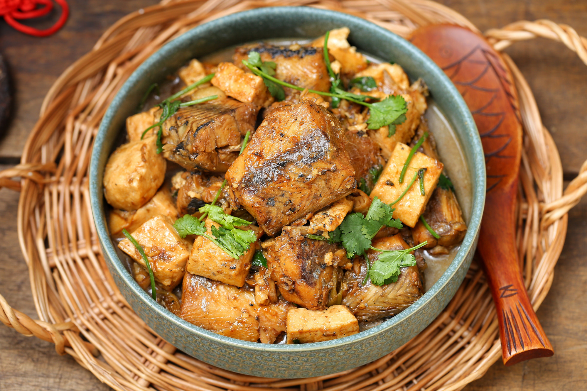 千炖豆腐万炖鱼的功效与作用,鲜香美味的鱼炖豆腐