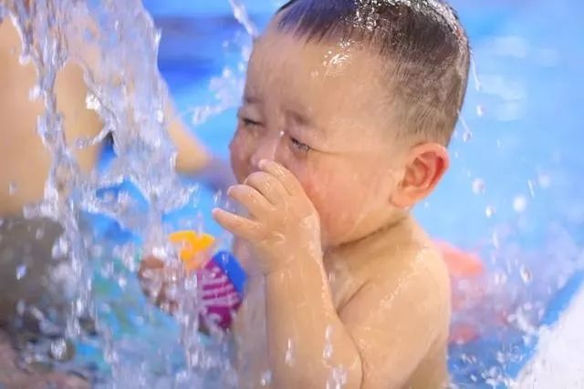 儿童恐水行为有哪些,小朋友怎么克服恐水心理