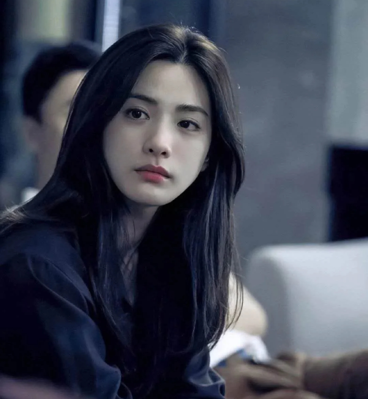 刘海中长发波浪卷发型,适合齐刘海的卷发减龄