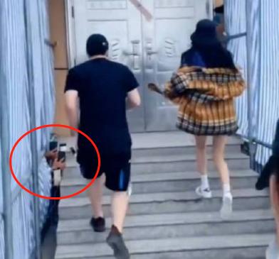 杨幂被*拍偷**裙底，他们还说“是她裙子太短”