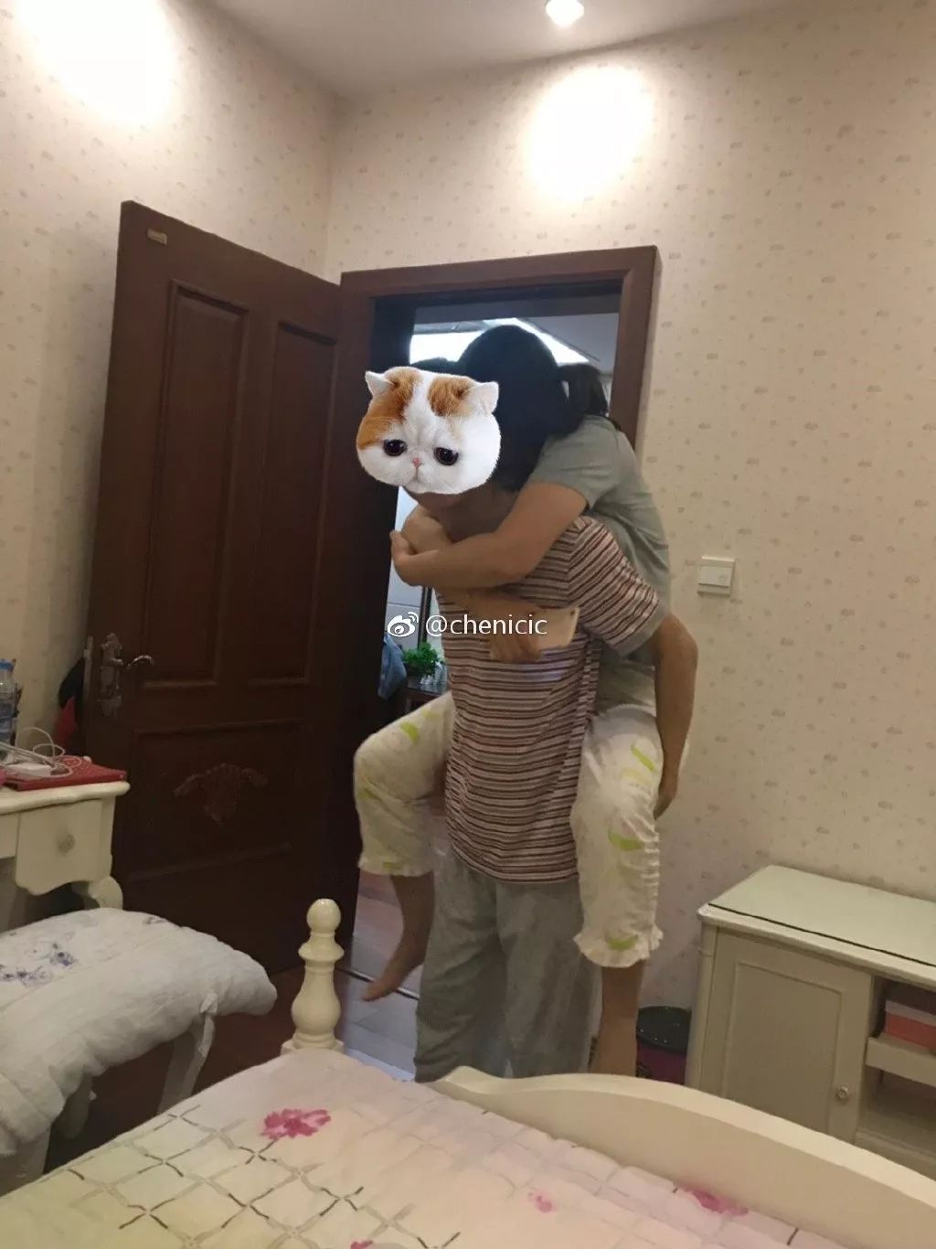 父母秀恩爱对子女的好处,父母特别秀恩爱的方式