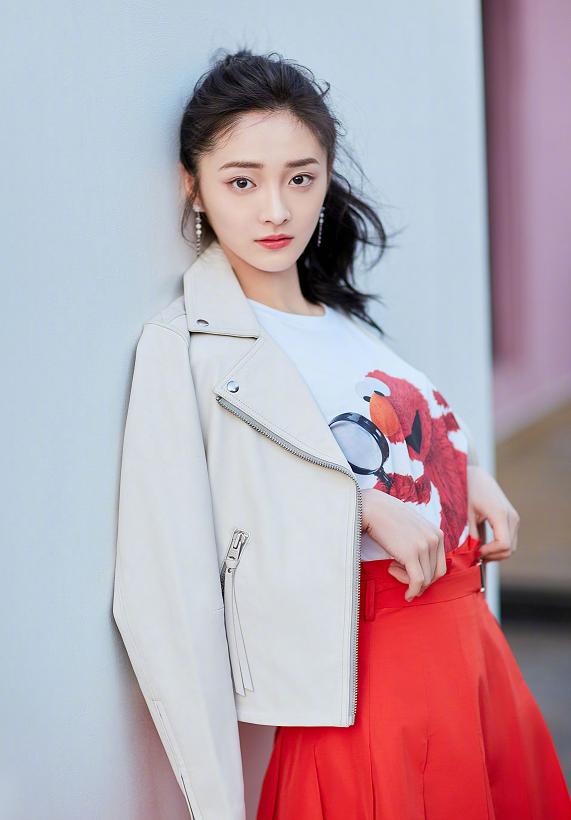 周洁琼收入稳步提升，一条半身裙也要过万？看来回国回对了