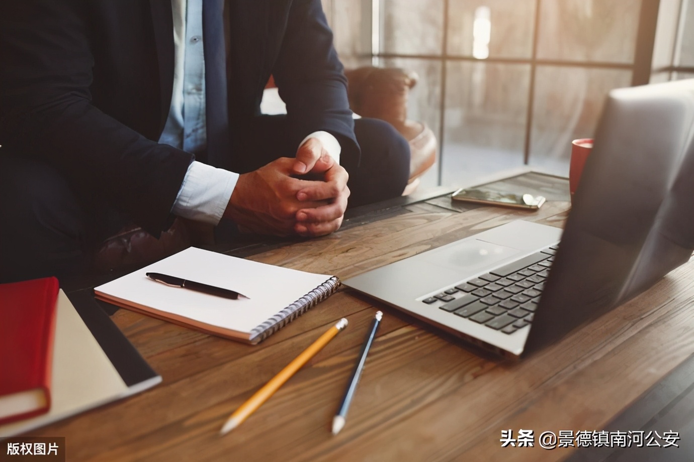 男子强奸妇女并致其重伤，又趁机拿走妇女3万元现金，涉嫌何罪?