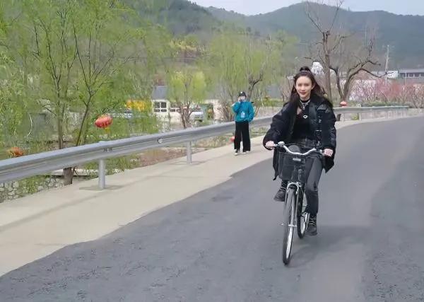 孟子义过失伤人,孟子义骑自行车掉沟