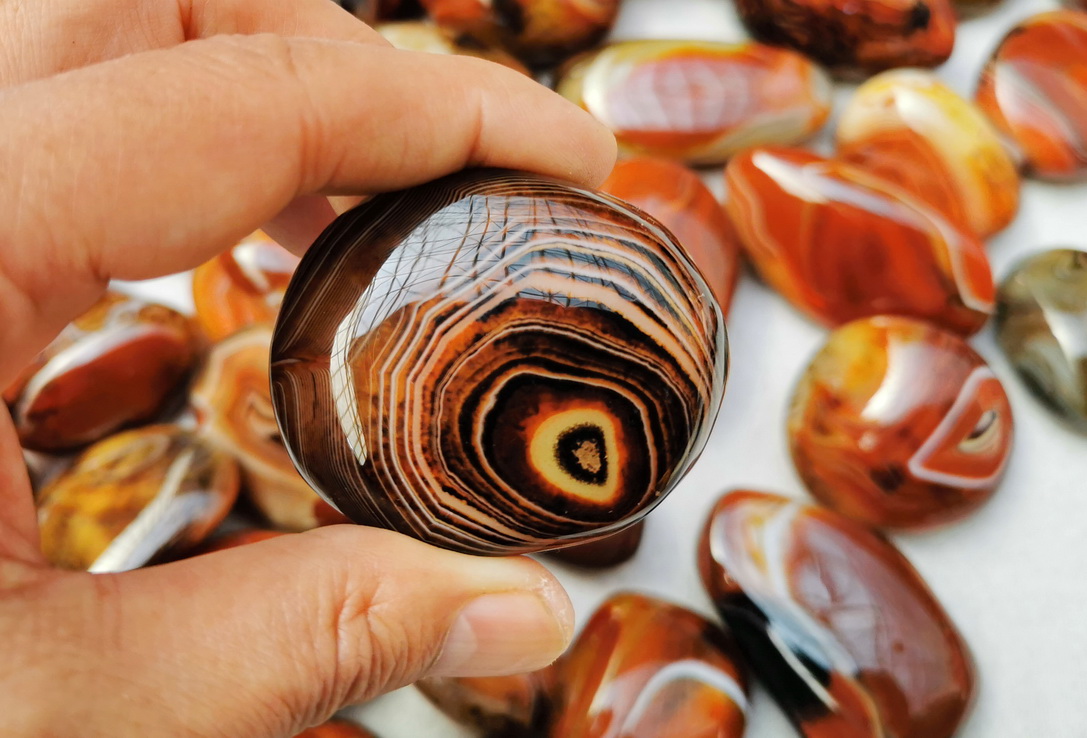 阜新缠丝玛瑙手串价格,阜新天然玛瑙红色磨砂缠丝散珠