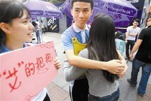 印度艾滋女投湖自杀，尸体被鱼啃食，吃鱼或水源会传染给我们吗？