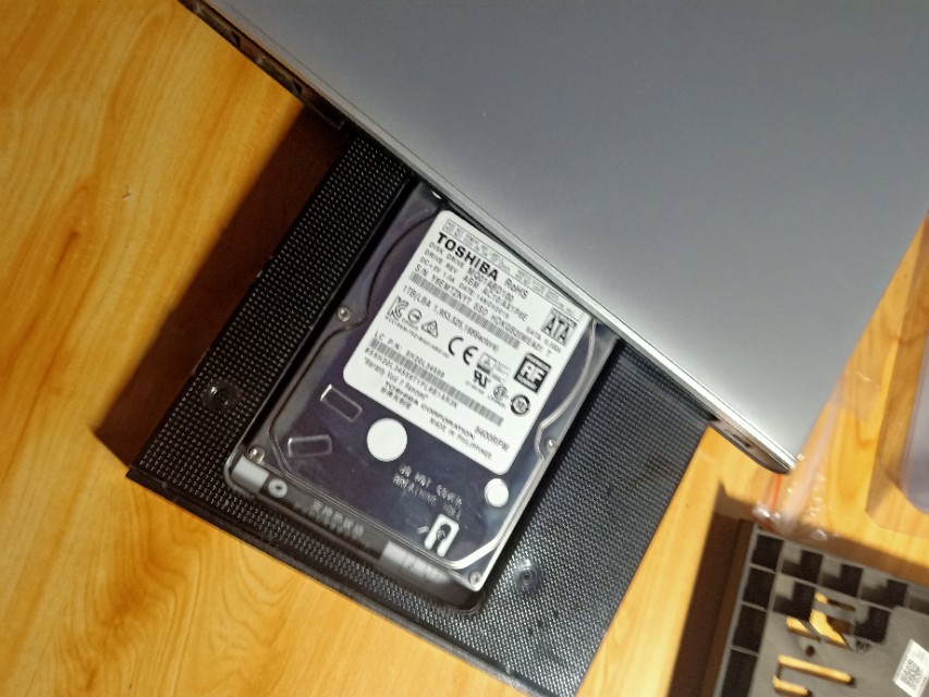 联想小新310-15ikb手动增加固态硬盘和内存条教程。