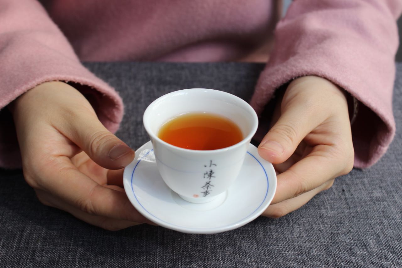 温水泡茶是劣质茶的“掩饰衣。真正的好茶，根本不存在怕烫之说