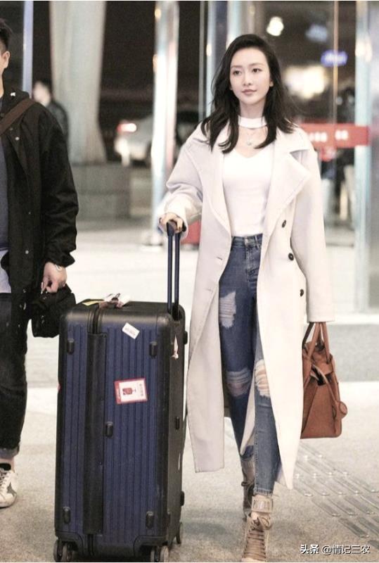 牛仔裤直筒什么颜色好看,灰色直筒牛仔裤怎么配色高级