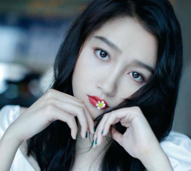 关晓彤被曝美白针打过头，身体受到影响，每次活动全身擦粉