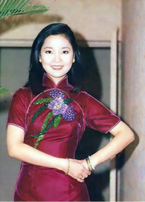 邓丽君旗袍经典,邓丽君穿她最喜欢的桃红色旗袍