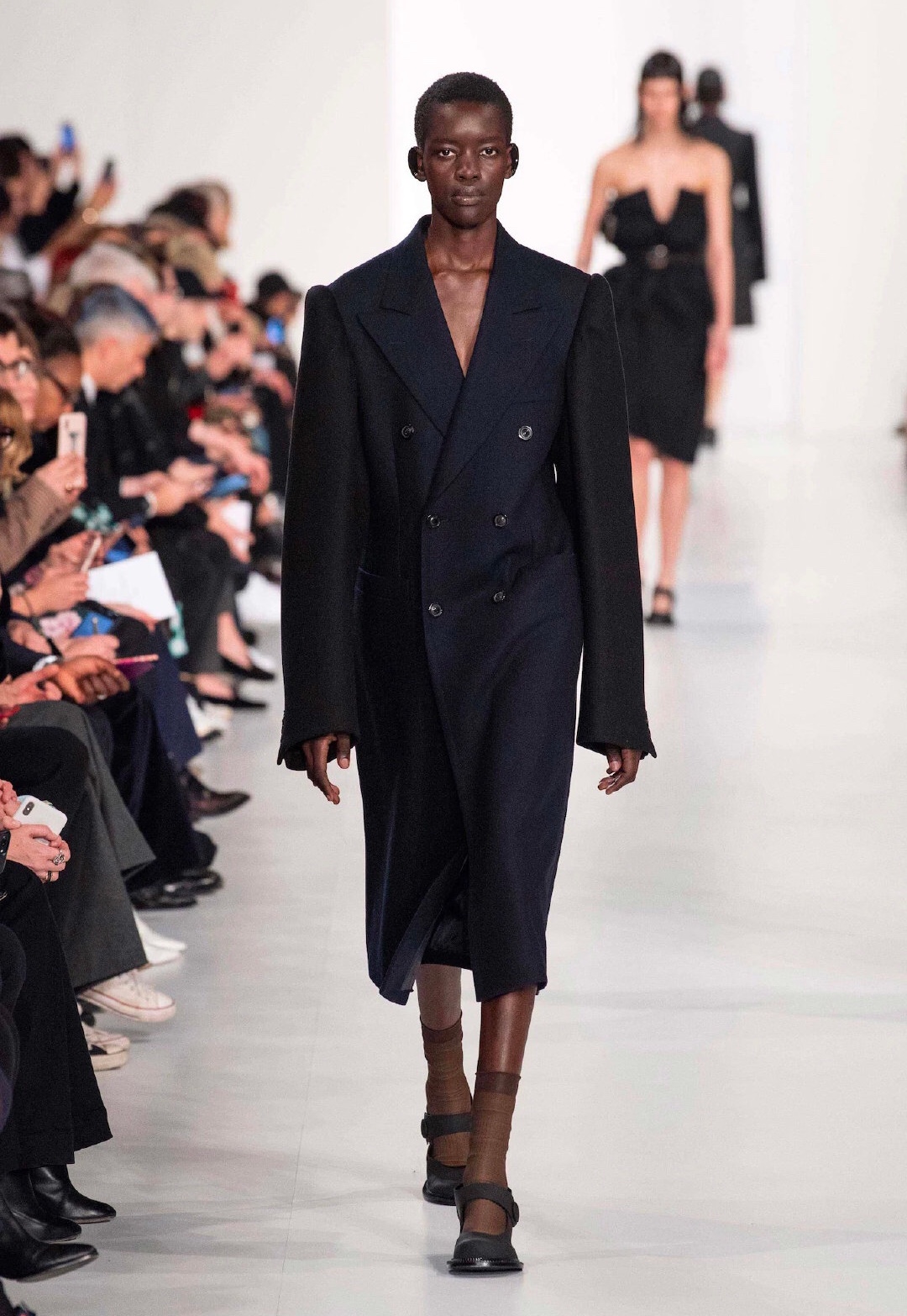 完美通勤穿搭｜18个性冷淡风极简主义品牌