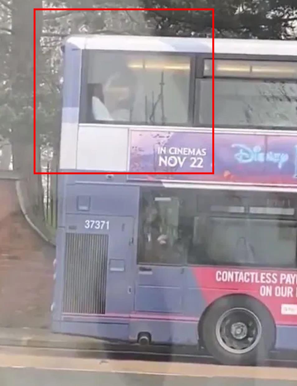 英国情侣不雅行为遭谴责,英国情侣事件始末