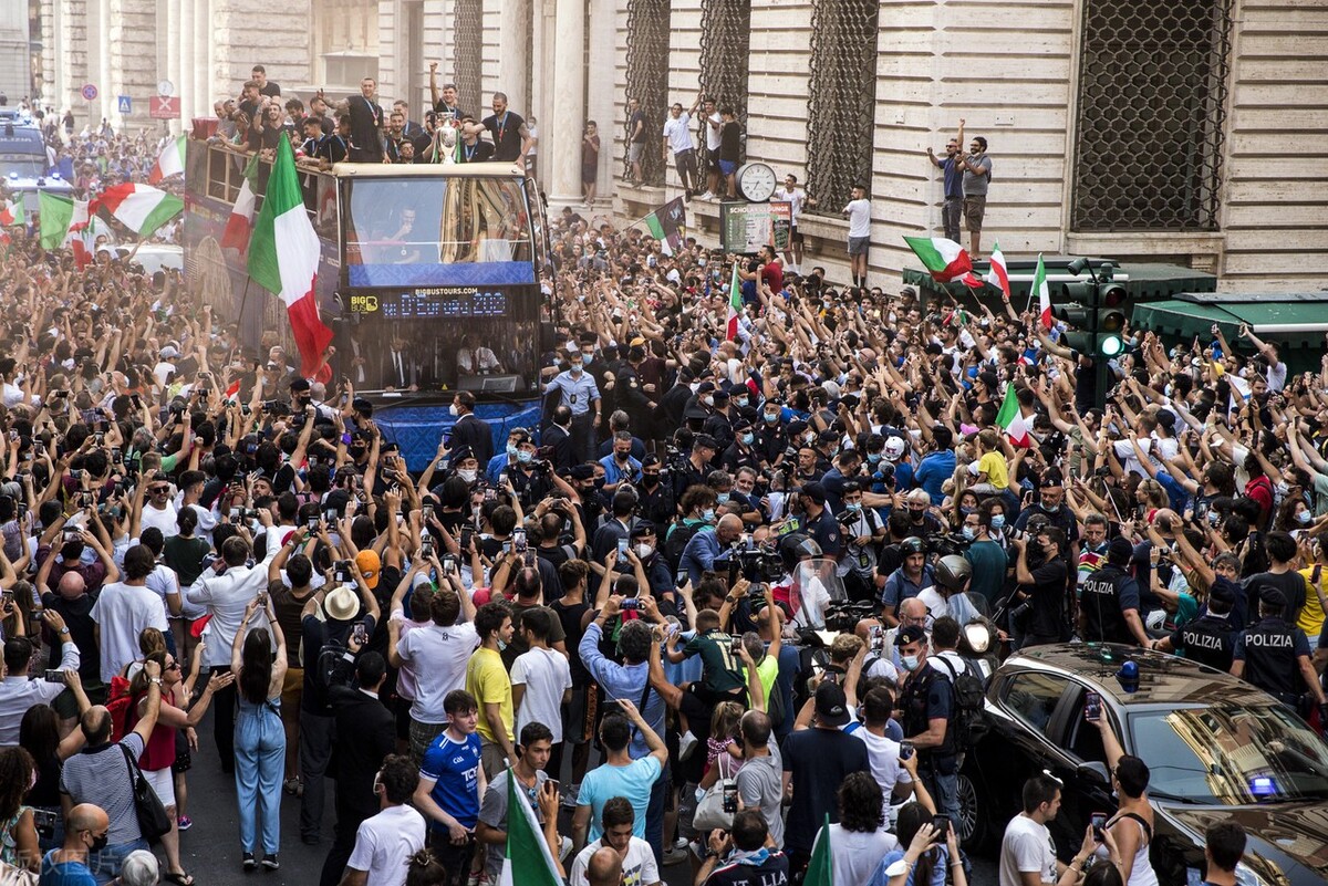 罗马夺冠狂欢,意大利罗马夺冠游行
