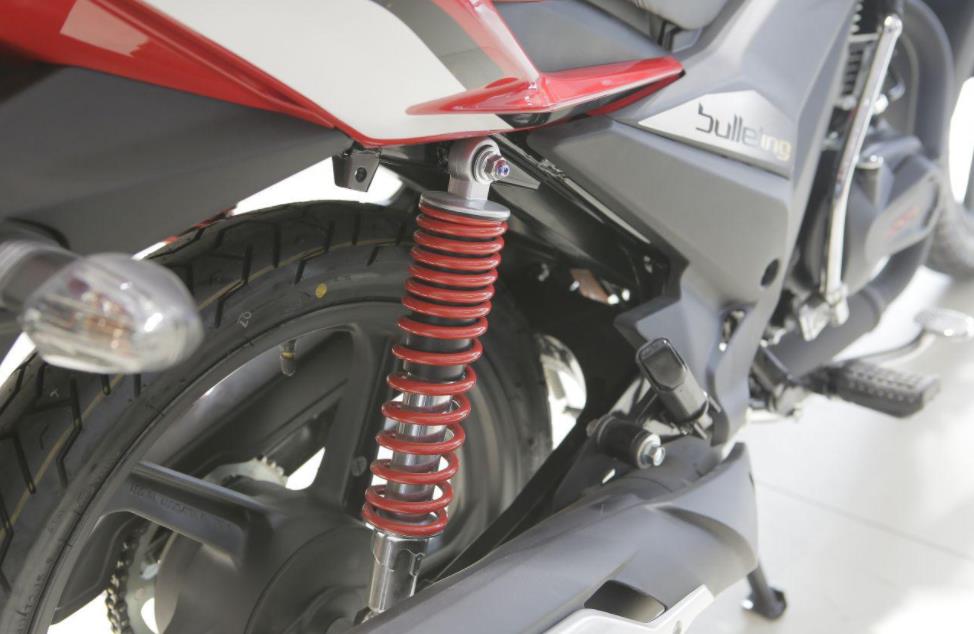 天剑150的同级对手，这款五羊本田150，做工漆水优良，售8000元