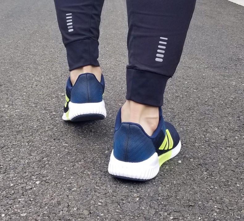 阿迪达斯清风系列跑鞋,夏季跑步阿迪套装