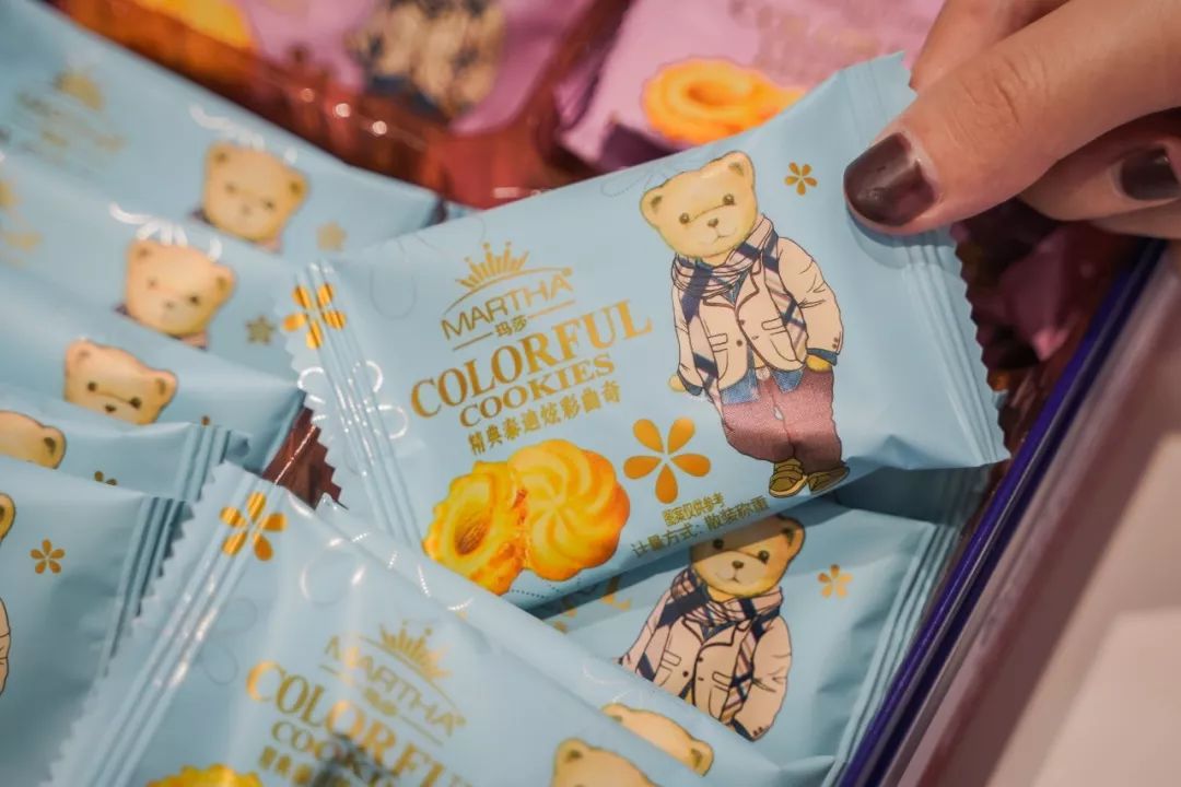 告别东方明珠、城隍庙，来上海这家暗藏100只泰迪的奶茶店