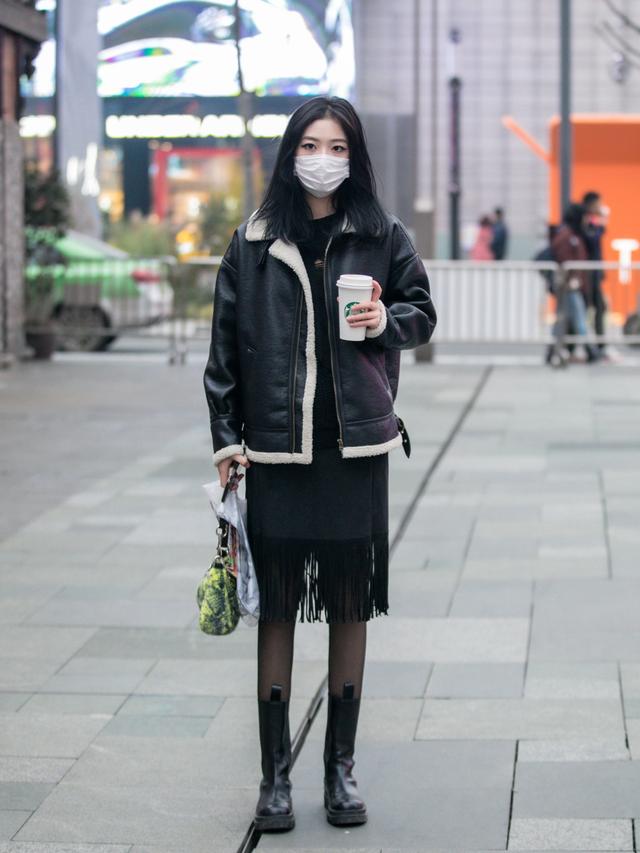 今冬流行这样穿短靴加肉色裤袜,短靴穿搭技巧女