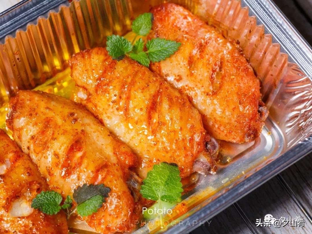 腌制一下丢锡纸盒里，坐等吃鸡~翅膀