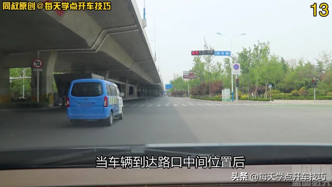 路口绿灯闪烁如何判断该停该过,路口绿灯过线中途变黄灯了停哪里