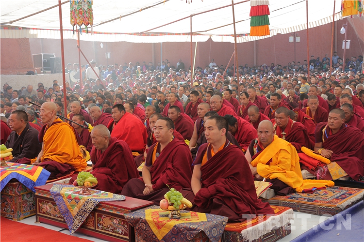 十一世班禅在托林寺为信教群众举行长寿灌顶法会