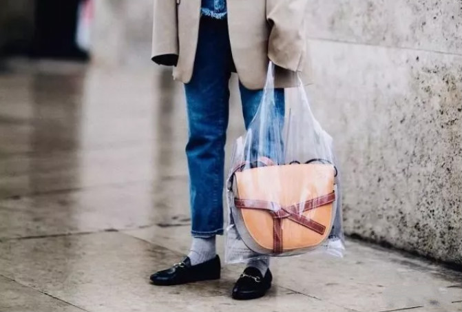 很流行的塑料包品牌,夏天包什么颜色好卖