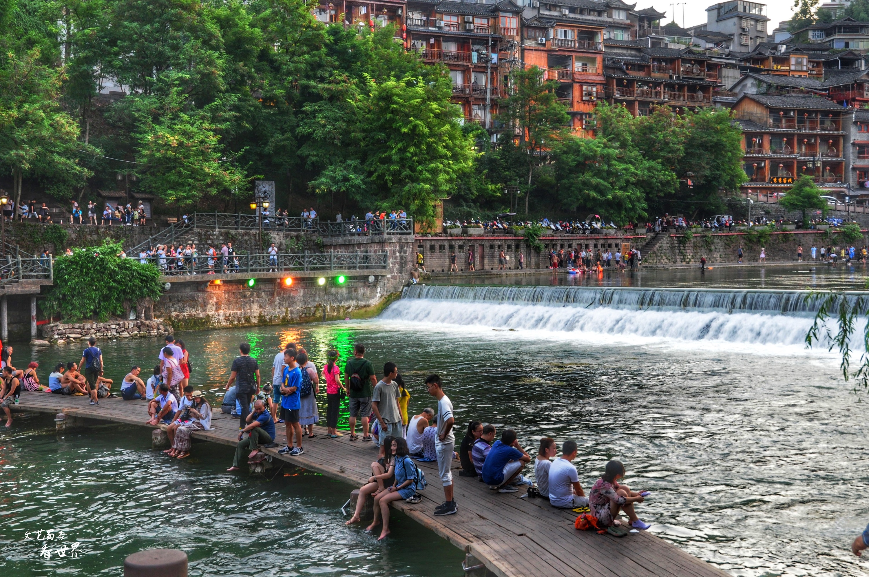 凤凰古城还值得去吗,凤凰古城值得去吗