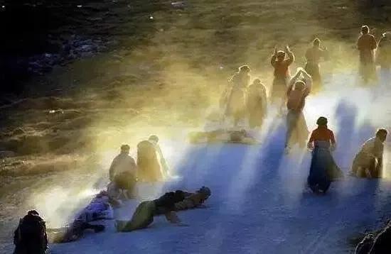 信仰的力量：*藏西**人为什么磕长头