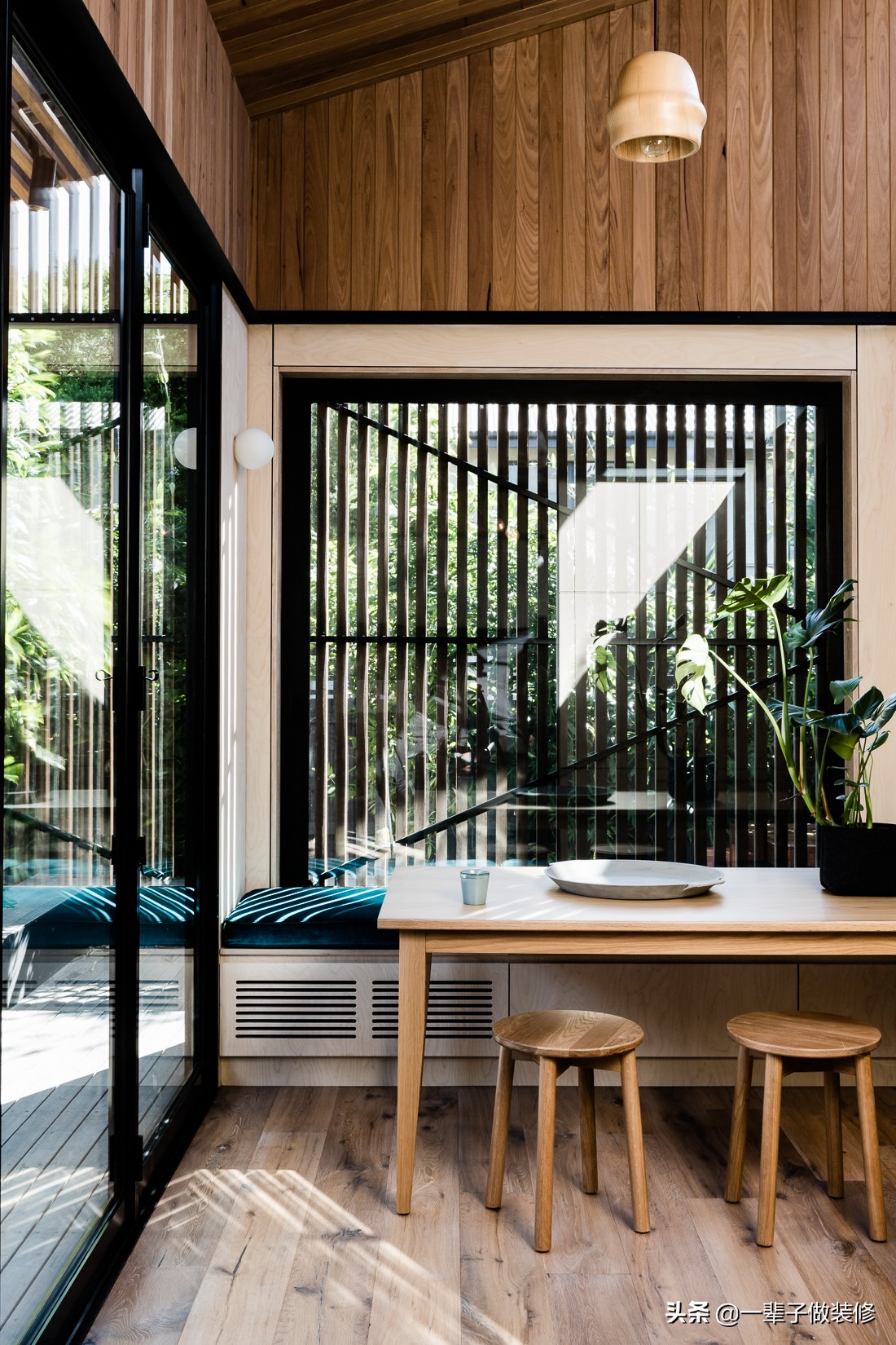 酒店三五好友小聚,三五好友酒店小聚畅谈人生