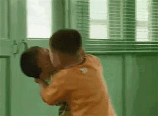 13岁女孩被男孩暴打,少女被摁马桶暴打