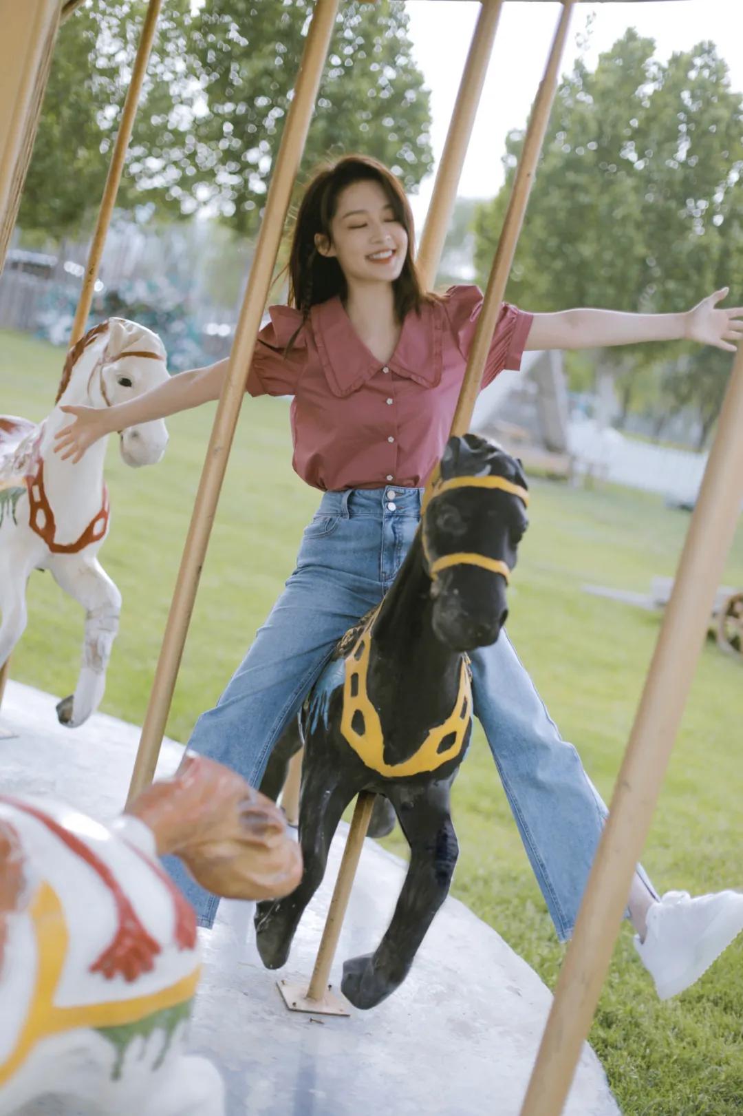 何穗冬天穿衣搭配技巧 (何穗的日常穿搭简单大方又有气质)