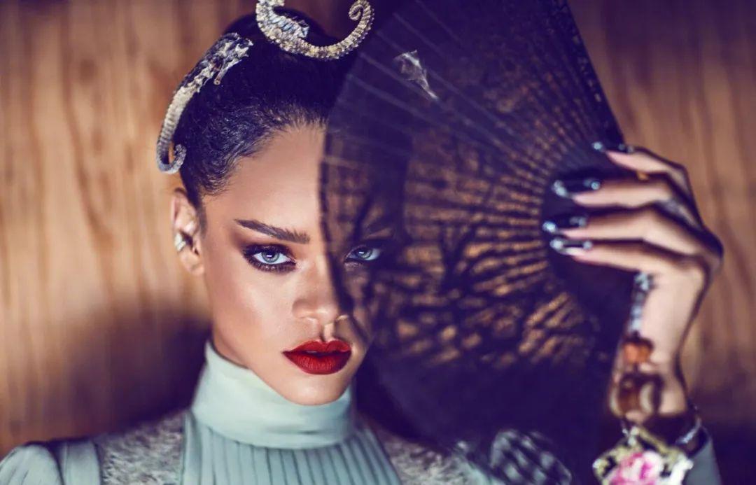 “山东天后”蕾哈娜，跟小李子短暂擦出火花，海岛小国的时尚女王