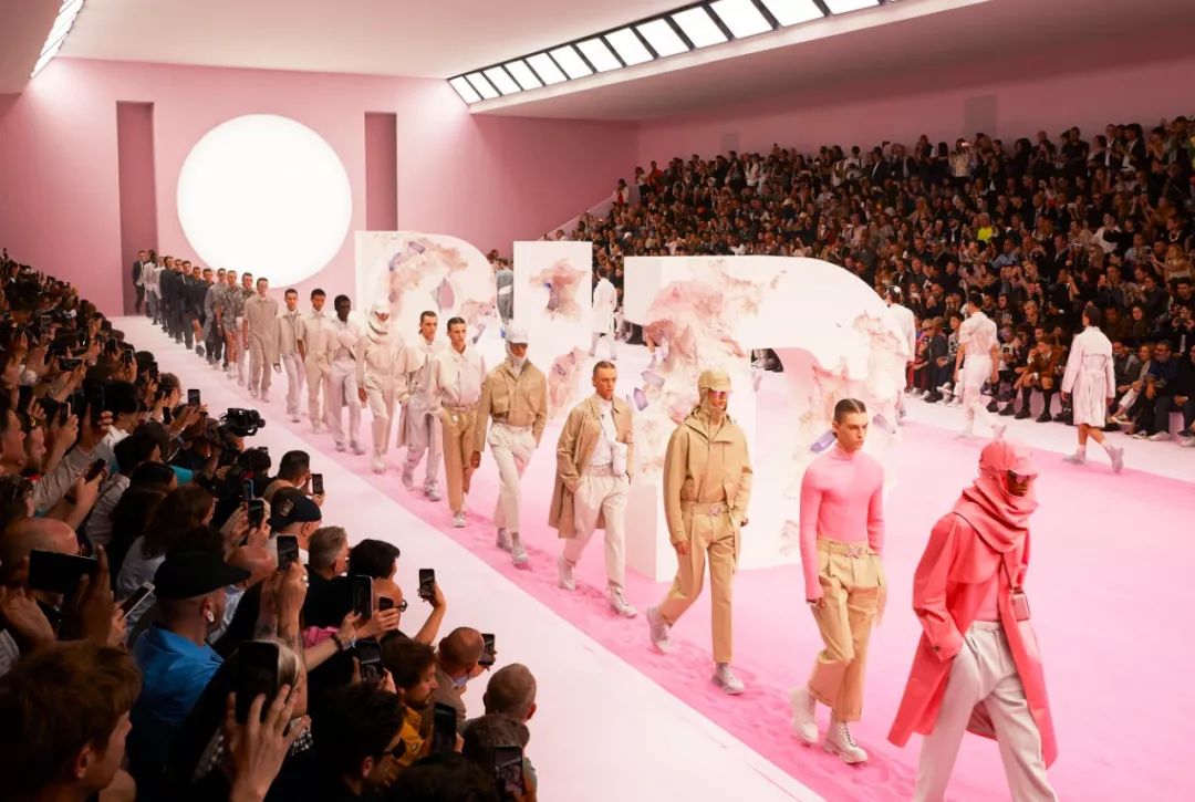 穿粉色就是娘娘腔?让小李子和猫王告诉你什么叫“油而不腻”