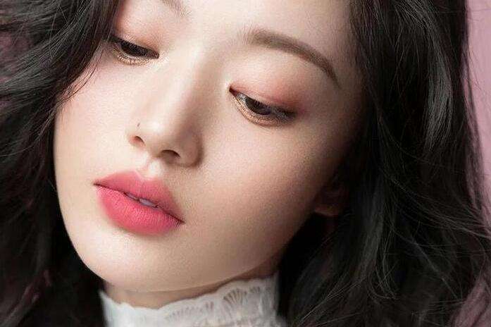 怎么样涂口红更好看,怎么涂口红显年轻的几种方法