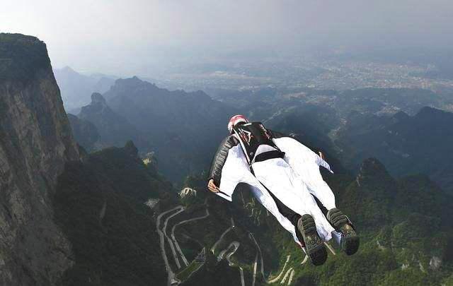 翼装飞行天门山女孩死亡事件,翼装飞行天门山摔死女生原因