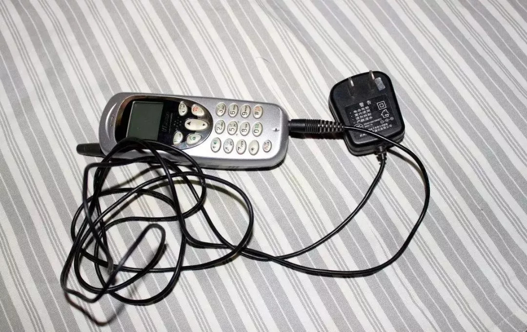 嫌弃校服，逃课打小霸王游戏机的90后老了