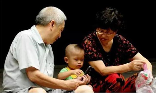 网瘾老年沉迷手机背后问题需正视,网瘾老人需要子女更多的关爱