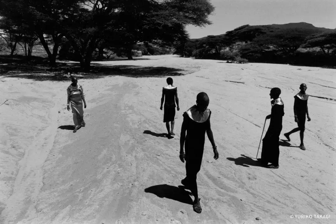 25年前，一个日本人带着天价衣服到中国，给西北人拍了一批硬照