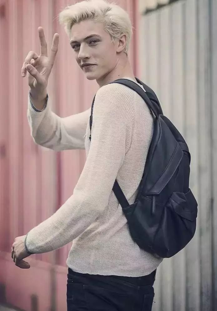 拍照风格会显示你的性格,从你的拍照姿势一秒洞穿你的性格