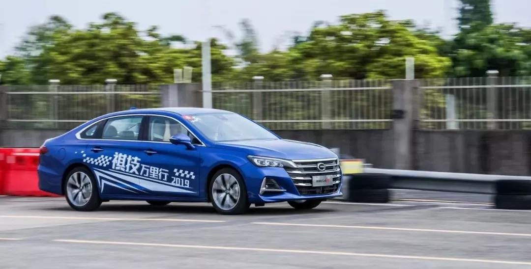 开着它劈弯，“人设”都给劈崩塌了